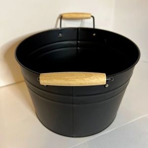 NEW Farmhouse round black metal bucket/pot/pail with wood handle